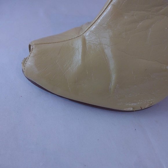 Michael Antonio Cream/Fushsia Leather Mules